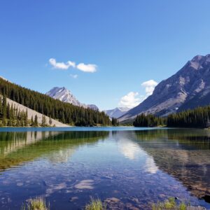 Elbow Lake in Kananaskis with clear mountain water, forested slopes, and alpine scenery